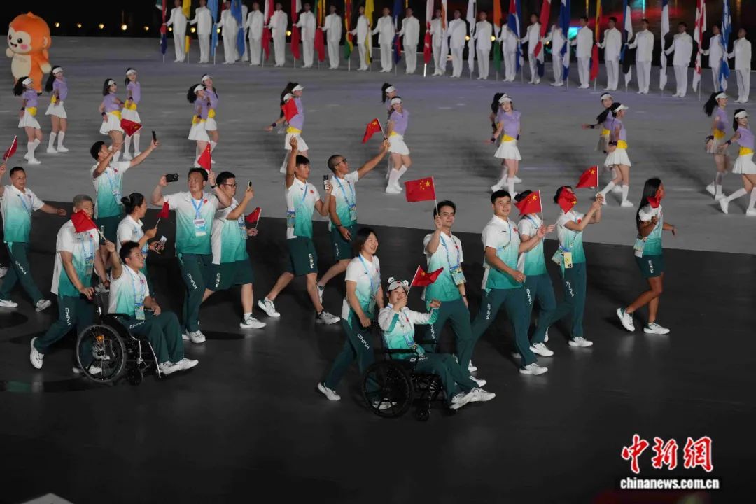 锦仔, 代表光明, 朋友