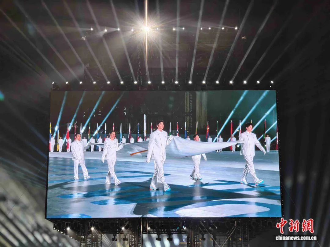 中新社记者, alt